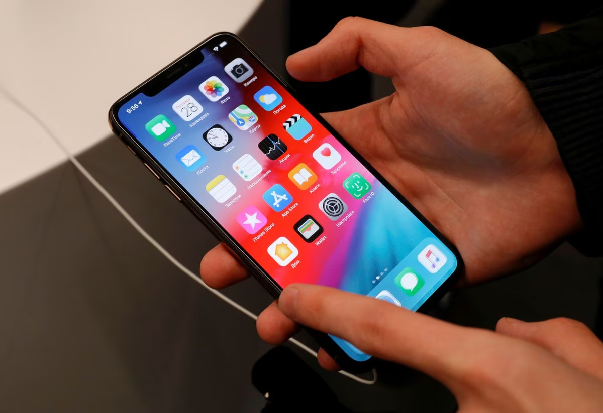 iPhone XS Max trên tay một người dùng tại cửa hàng Apple ở Moscow tháng 9/2018. Ảnh: Reuters